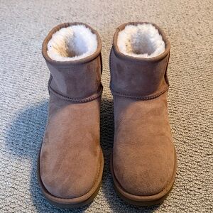 UGG Classic Mini II size 7 , barely worn